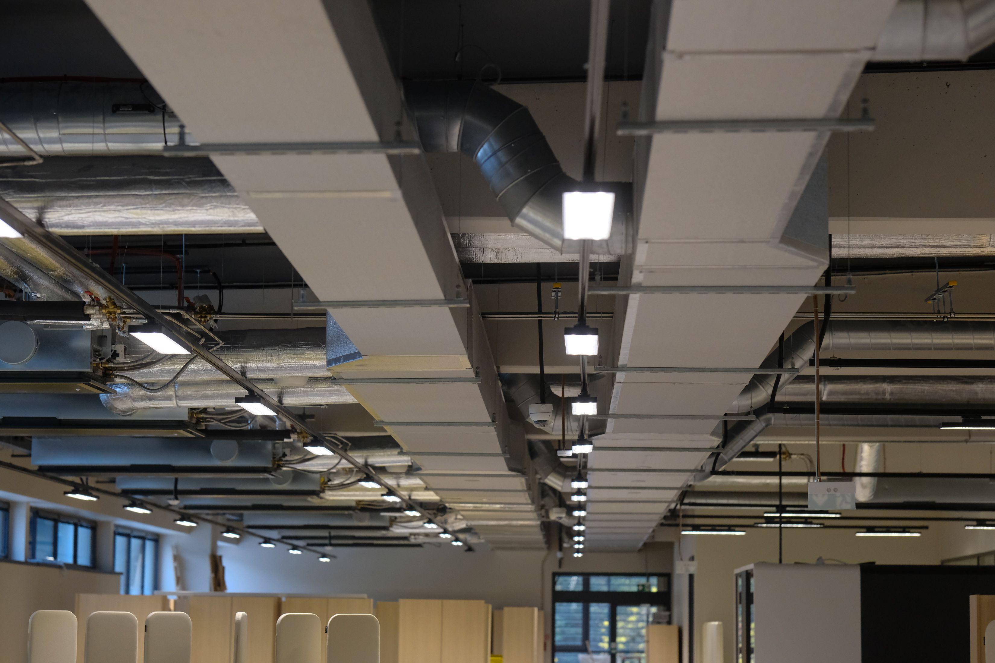 priestory kancelárií v rekonštrukcii detail stropu